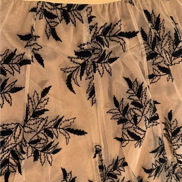 Elegant Black Floral Lace Skirt - Picture 4 of 5